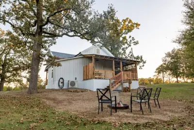 Image de Charming farmhouse, full kitchen, private back deck, fire pit, quiet area