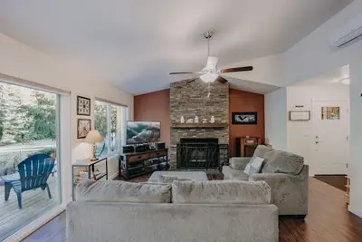 Image de 47mf - WiFi - Fireplace - Sleeps 6 by RedAwning