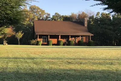Image de Cooley’s Cottage is a beautiful log home with a hot tub!