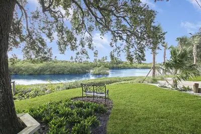 Image de Best Location In Jupiter! ! ! On Intracoastal. Steps from Jupiter’s Love Steet.