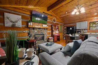 Image de ✨Right off of the parkway! ! Private hot tub, jacuzzi tub, fireplace, grill☕️