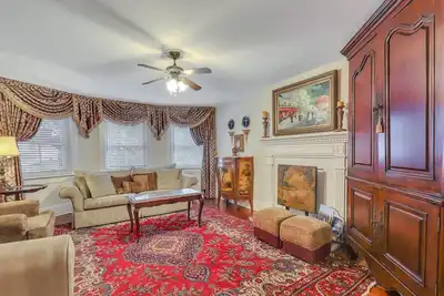 Image de 3br Street Level Apartment on Jones St w/Parking