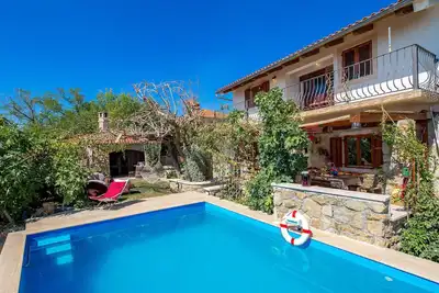 Image de Belle maison à Banjol avec sauna