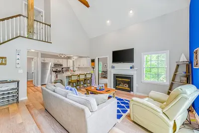 Image de Delightful lakefront abode with private dock, kayak & deck - dog-friendly