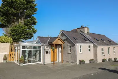 Image de Hazel Bank Cottage, family friendly, with open fire in Amlwch