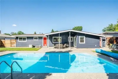 Image de The Red Door Retreat with Huge Pool and Hot Tub