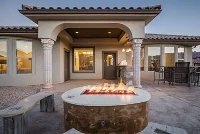 Image de Brand New Luxury Home Near Golf Course