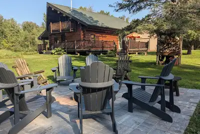 Image de Private 3 Br 1. 5 Ba log cabin on 34 acres, driveway is 150' from Atv trail
