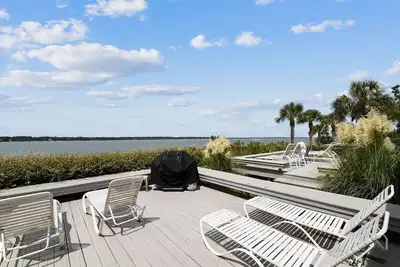Image de 35 Lands End ~ Private Deck Overlooking Calibogue Sound