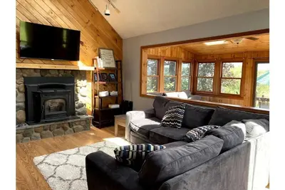 Image de Large & Sunny Lakefront Home near Ski Resorts