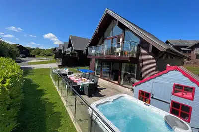 Image de A wonderful family-friendly lodge with hot tub, set within Retallack Resort and Spa near Newquay in