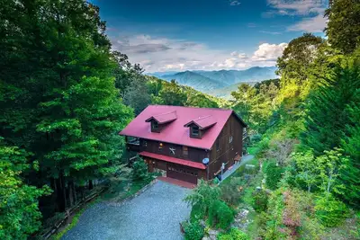 Image de Waterfall Vista - A Luxurious Mountain Home Nestled in the Heart of the Smokies!