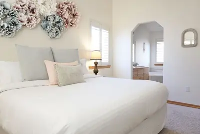 Image de Spacious, Clean Home in Town w/ King En Suite & Hot Tub