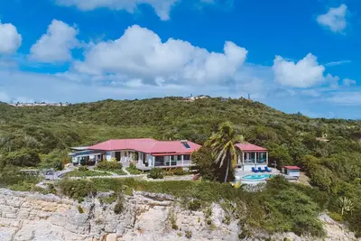 Image de Raw Retreat et rustique Waterfront. One Of A Kind Accueil dans un emplacement unique