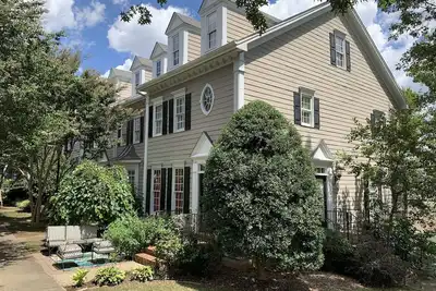 Image de Downtown Raleigh- Walk to Capital, Nc State, Starbucks, Peace University, Food