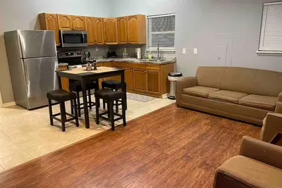 Image de Remodeled cottage close to Springs and Gainesville