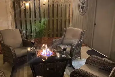 Image de 2 miles to Uncw, 5 miles to the beach & the best central location in town!