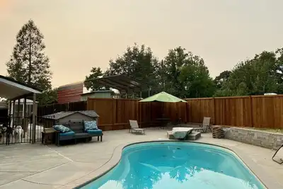 Image de Spectacular large custom home with a pool!