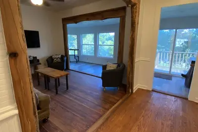 Image de The Lodge on Salado Creek includes golf cart