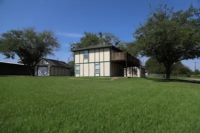 Image de Craftsman Built Two Story Lake Home Near Beautiful Lake Texoma