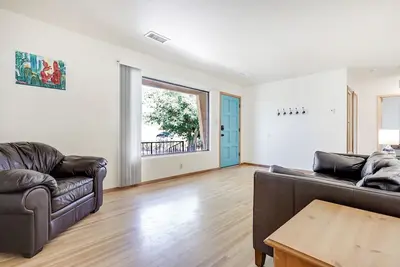 Image de 5 min  to Old Town - Prime location - Game Room - gated parking