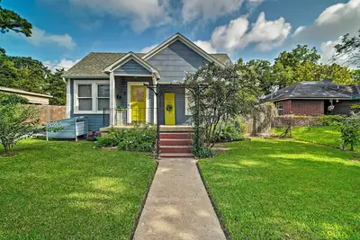 Image de Pet-Friendly Brenham Cottage w/ Yard!
