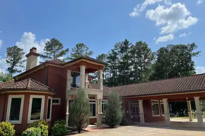 Image de Spacious and luxurious house on the lake, with guest boat slip and home theater