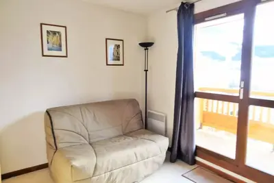 Large studio avec vue dégagée sur la montagne