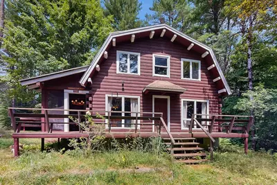 Image de Rustic, dog-friendly cabin with  deck, screened porch.