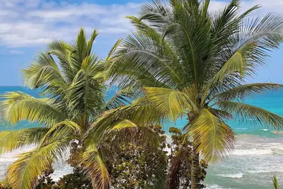 Image de Vista Bonita Sandyhills modern 3bedroom, 2bath s beach front condo