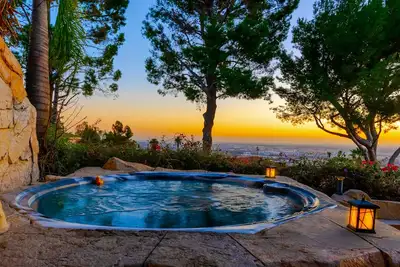 Image de Spectacular La Home With Breath Taking Views outdoor Jacuzzi and waterfall