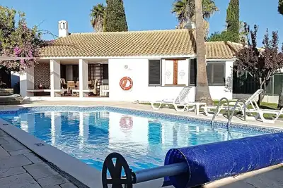 Image de Idéal pour les familles, 3 chambres, 2 salles de bain, piscine, wifi, A/C