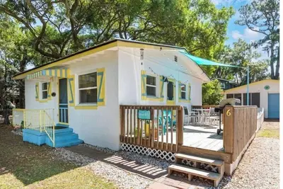 Image de Charming, 50's Era Beach Cottage. Pet Friendly. Fenced Yard. Hot Tub.