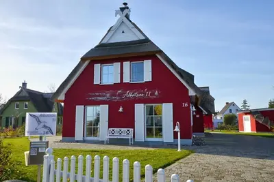 Exclusive thatched house on the water, terrace, fireplace, sauna, Wlan, barbecue. 145m²