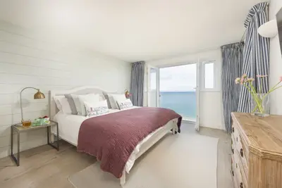 Image de Emerald -  Free Parking - Free WiFi - Stunning Sea Views