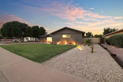 Image de 🏜 Luxury Old Town Oasis - Heated Pool - Golf - Work - Relax