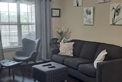 Image de Attached 1 car garadge, indoor half basketball court, theater