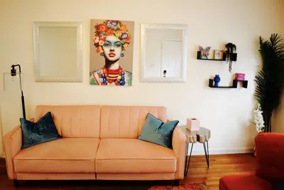 Image de “In Living Color” - 10 Mins from Airport & Stadium