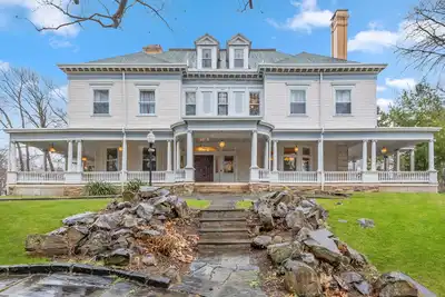 Image de 1897 Mansion 30 min to Nyc Sleeps up to 26 with 12 bedrooms and 7 and 1/2 baths