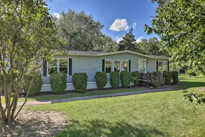 Image de Charming Burdett Home with Grill, Gazebo + Yard