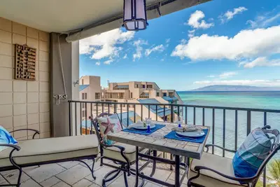 Image de Remodeled top-floor oasis with ocean views