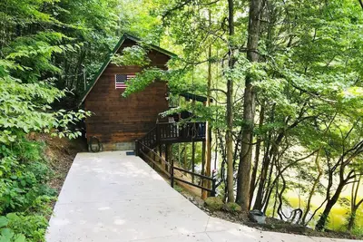Image de Secluded Private Pond! King Bed | Hot Tub | Wi-Fi