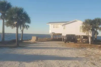 Image de Only 20 feet from the Bay/See Dolphins, kayaks, etc