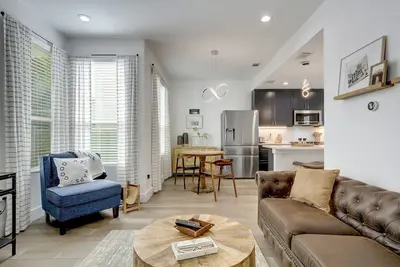 Image de Immaculate 2b/2b Modern Home N. Central | 30+ Days | Perfect for Temp Living