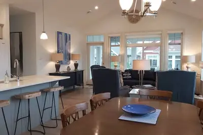 Image de 4 bedroom house walking distance to pools