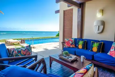 Upscale beachfront ground level condo with Ac, WiFi, swimming pool!
