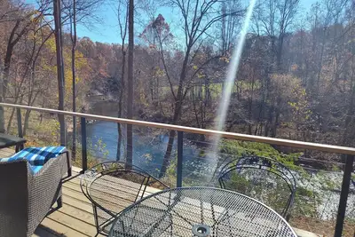 Image de The Rockfish River Cabin, Private, River Sounds, Stunning views! 10 min to Rt 151!