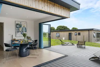Image de Perrywinkle Lodge is a single-storey modern eco lodge set on an exclusive private and peaceful, gate