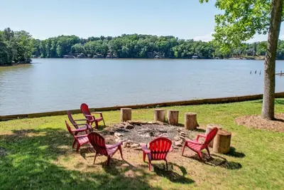 Image de Castaway Cove—5 Bed Lakeside Retreat—Boat Rental!