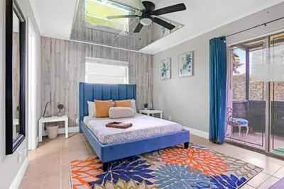 Image de Light & Airy 2-Bedroom Lakeview Condo with Pool